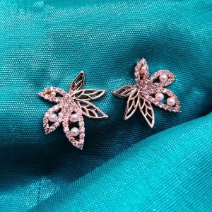 Leaf pearl stud earrings