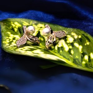 Fishtail pearl stud earrings
