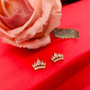 Crown stud earrings